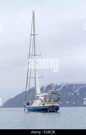 La Norvège, Svalbard, Spitzberg, Krossfjorden, voilier en face du glacier Lilliehook Banque D'Images