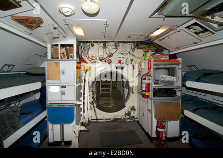 Le HMAS Ovens taux junior mess. Par la trappe, l'avant du compartiment torpille sur cet ancien sous-marin de la Marine royale australienne Banque D'Images