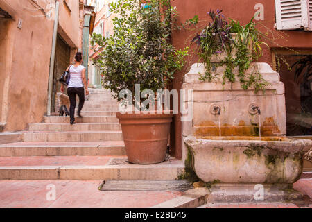 France, Alpes Maritimes, Grasse, fontaine rue piétonne dans la vieille ville Banque D'Images