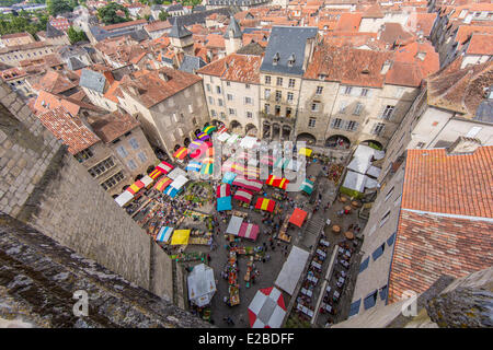 La France, l'Aveyron, Villefranche de Rouergue, un arrêt sur el Camino de Santiago, jour de marché sur la place Notre Dame depuis le clocher de la collégiale Notre Dame Banque D'Images