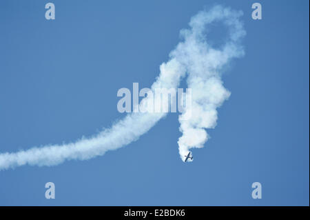 La France, Pas de Calais, Lens, de la réunion, traînée de fumée laissée par un avion Yakovlev Yak 52 après l'exécution d'une photo aérienne Banque D'Images