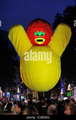 France, Nord, Lille, Lille 3000, défilé fantastique de l'ouverture de nuit, le géant à tête rouge et corps jaune conçue par l'artiste Nick Cave Banque D'Images
