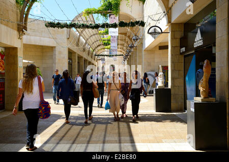 Israël, Jérusalem, centre commercial Mamilla et rue piétonne commerçante de luxe en ville moderne, conçu par l'architecte israélien Moshe Safdie Banque D'Images