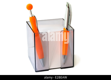 Deux poignées de couleur orange vif pour la lettre et papier brouillon dans le récipient. Sont présentés sur un fond blanc. Banque D'Images