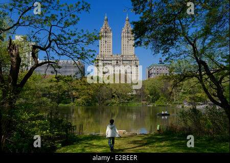 United States, New York, Manhattan, Central Park, le lac et le San Remo building (145 et 146 Central Park West) Banque D'Images