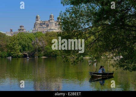 United States, New York, Manhattan, Central Park, les amateurs en bateau sur le lac et les bâtiments de l'Upper West Side en arrière-plan Banque D'Images