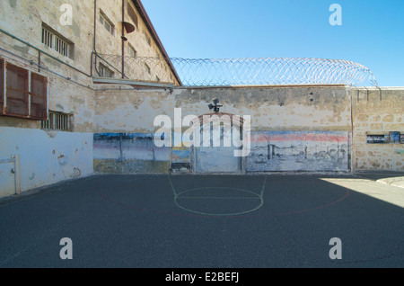 Prisonnier des autochtones dans la cour d'exercice de l'art à l'ancienne prison de Fremantle en Australie occidentale. Banque D'Images