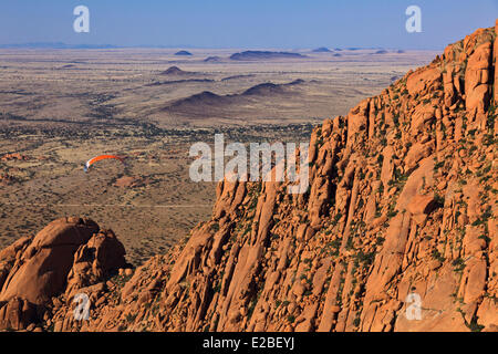 La Namibie, région d'Erongo, Damaraland, Spitzkoppe ou Spitzkop (1784 m), la montagne de granit dans le désert de Namib, le paramoteur (vue aérienne) Banque D'Images