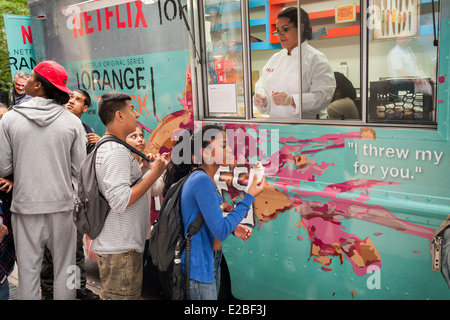 Fans de la série "Netflix Orange est le nouveau noir' la queue à un camion alimentaire rebaptisé dans Soho à New York Banque D'Images