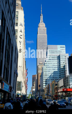 United States, New York, Manhattan, Midtown, l'Empire State Building sur la 34e rue et le grand magasin Macy's Banque D'Images