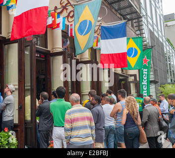 Football (soccer) fans regarder le premier match de la Coupe du Monde de la FIFA, Brésil c. Croatie, dans la région de Felix Bar à Soho à New York Banque D'Images