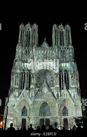 France, Marne, Reims, la cathédrale Notre-Dame classée au Patrimoine Mondial de l'UNESCO, spectacle son et lumière rêve de couleurs créées par Banque D'Images
