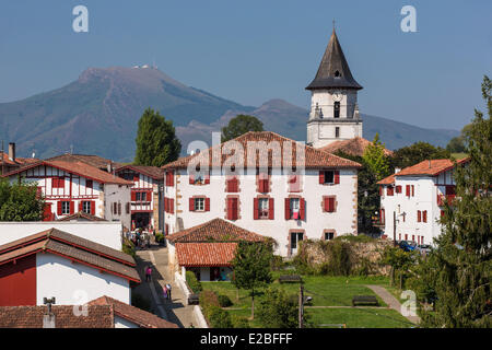 France, Pyrénées Atlantiques, Ainhoa, étiqueté Les Plus Beaux Villages de France (Les Plus Beaux Villages de France), aperçu du village et offre une vue sur la Rhune, Eglise Notre Dame De L'Assomption Banque D'Images