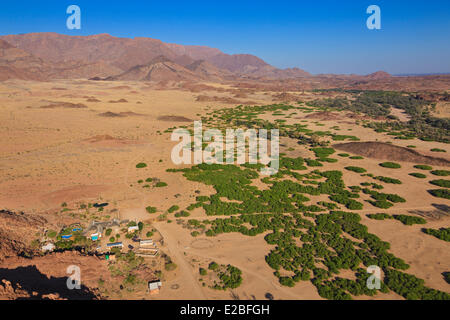 La Namibie, région d'Erongo, Damaraland, massif du Brandberg et vallée de la rivière Ugab, Brandberg White Lady Lodge avec piscine (vue aérienne) Banque D'Images