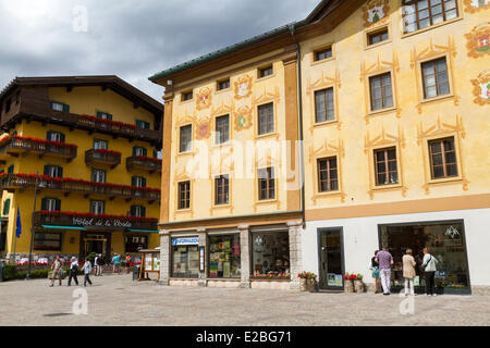 L'Italie, Vénétie, province de Belluno, Dolomites, Cortina d'Ampezzo, la façade de la maison règles Banque D'Images