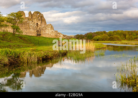 Château de Ogmore et River Ewenny, Ogmore-by-Sea, South Glamorgan, Pays de Galles, Royaume-Uni, Europe. Banque D'Images