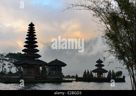 L'INDONÉSIE, Bali, Bedugul, temple Pura Ulun Danu Bratan au bord du lac Bratan, un dix-septième siècle temple Hindu-Buddhist Banque D'Images