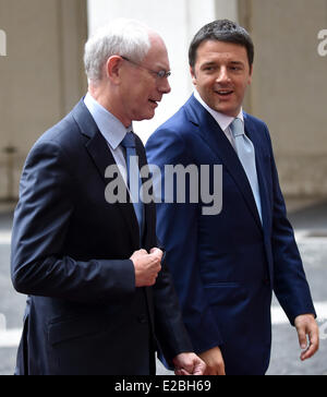 Rome, Italie. 18 Juin 2014.Le premier ministre Italien Matteo Renzi (R) se félicite de la visite du Président du Conseil européen Herman Van Rumpuy au Palazzo Chigi à Rome, Italie, le 18 juin 2014. Source : Xinhua/Alamy Live News Banque D'Images