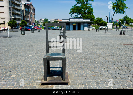 Pologne, Cracovie, Ghetto, Holocaust Memorial sculpture de chaises vides dans square dans le district de Podgorze Banque D'Images