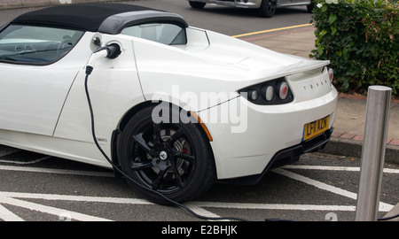 Voiture électrique Tesla Roadster supercar sur charge à Heston Services. batterie véhicule électrique (BEV) Voiture de sport peut faire 0-60 j Banque D'Images