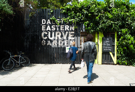 L'entrée et signe pour les jardins urbains communautaires à Dalston Eastern Curve Garden à East London E8 UK KATHY DEWITT Banque D'Images