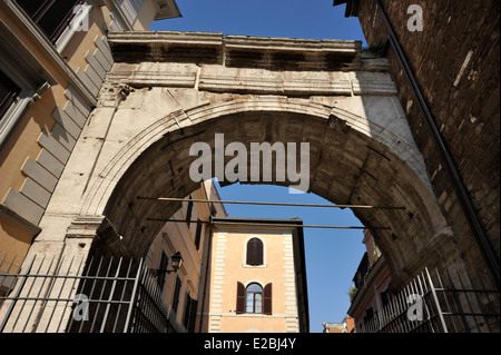 Italie, Rome, murs de Servian, arc romain de Gallieno Banque D'Images