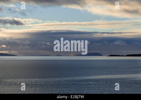 Une vue vers l'île de Rum de Tokavaig sur l'île de Skye Banque D'Images