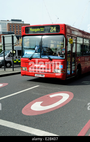 Bus faible entrant dans la zone de péage urbain, vieille rue rond-point, Département du Nord-Ouest, Engand UK Banque D'Images