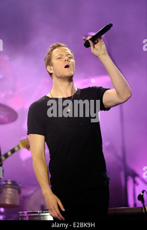 Charles Aznavour chanteur Dan Reynolds en prestation au MuchMusic Video Awards 2014 (MMVA). Banque D'Images