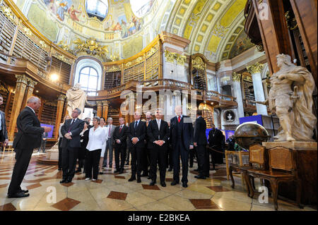 Vienne, Autriche. 18 Juin, 2014. Le Président autrichien Heinz Fischer (2L) et le Chancelier Werner Faymann (avant, 2e R) assistent à une cérémonie de commémoration à l'occasion du 100e anniversaire de la Première Guerre mondiale, à la Bibliothèque nationale de Vienne le 18 juin 2014. Credit : Qian Yi/Xinhua/Alamy Live News Banque D'Images