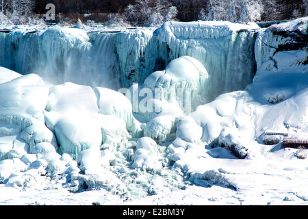 Niagara Falls Ontario Canada. Niagara Falls en hiver vue sur les chutes américaines à partir de la rive canadienne. Banque D'Images