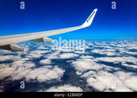 À la fenêtre grâce à Ryanair d'aéronefs en vol de l'aile, le 2 mai 2014. Ryanair est l'une des plus grandes d'Europe à bas prix f.a.i. Banque D'Images