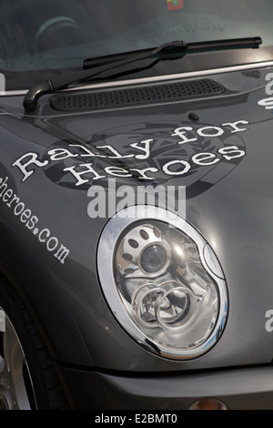 Rally for Heroes signe sur la mini-voiture au Bournemouth Wheels Festival à Bournemouth, Dorset, Royaume-Uni en mai Banque D'Images