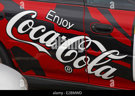 Profitez de l'oeuvre de Coca-Cola sur le côté de la voiture Banque D'Images