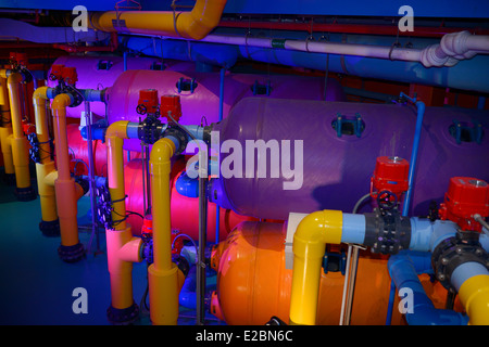 La filtration de l'eau colorées de grands réservoirs et des tuyaux à Ripley's Aquarium Toronto Banque D'Images