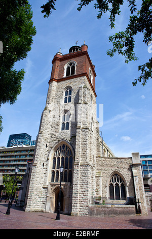 Historique L'église St Giles Cripplegate sans situé dans le Barbican Estate à Londres. Banque D'Images