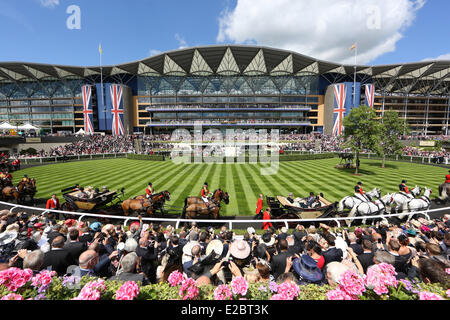 Windsor, Ascot, UK. 18 Juin, 2014. Voir à la tribune et l'anneau pendant le défilé défilé royal. L''hippodrome d''Ascot. (Tribuene, Anlage, Fuehrring Führring Ansicht,,, Tribüne) 511D180614ROYALASCOT.JPG Crédit : Frank Sorge/Caro /Alamy Live News Banque D'Images