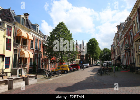 De vieilles maisons pittoresques et des entrepôts à Iewal Eewal street (en frison) dans la capitale frisonne de Leeuwarden, Pays-Bas Banque D'Images