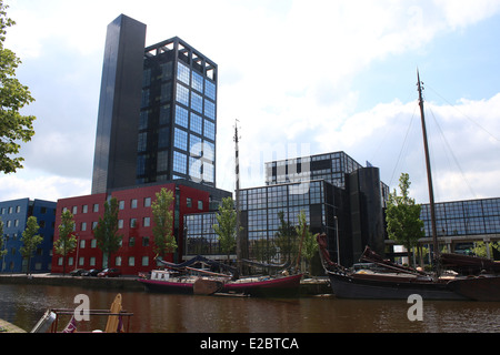 77m de haut Avero-tour à Willemskade, Zuiderstadsgracht (sud du canal) à Leeuwarden, Frise, Pays-Bas Banque D'Images