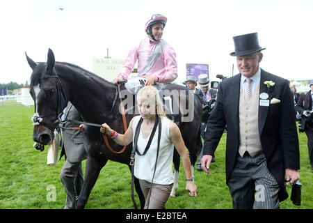 Windsor, Ascot, UK. 18 Juin, 2014. La Fugue avec William Buick et formateur John Gosden après avoir remporté le Prince of Wales's Stakes. L''hippodrome d''Ascot. Pferd (, Jockey, La Fugue, Buick, Sieg, formateur, Gosden) 562D180614ROYALASCOT.JPG Crédit : Frank Sorge/Caro /Alamy Live News Banque D'Images