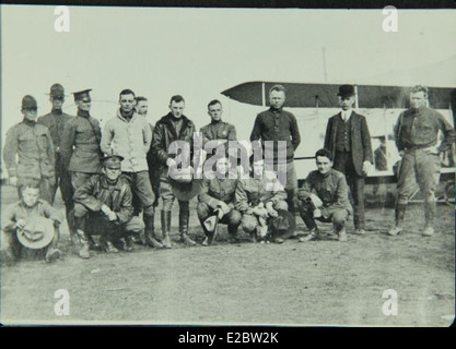 Cette image montre le lieutenant Walter R. Taliaferro, une figure importante dans les débuts de l'aviation militaire américaine. Il a été impliqué dans le vol pionnier et le développement aéronautique au début du XXe siècle, contribuant à la fondation des forces aériennes américaines. Banque D'Images