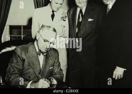 Le président Harry S. Truman est vu dans cette image avec un accent sur son implication dans l'aviation pendant sa présidence. Truman a joué un rôle important dans le soutien au développement de l'aviation militaire et à l'expansion de l'US Air Force pendant et après la seconde Guerre mondiale, ce qui a contribué à la modernisation des forces militaires américaines. Banque D'Images