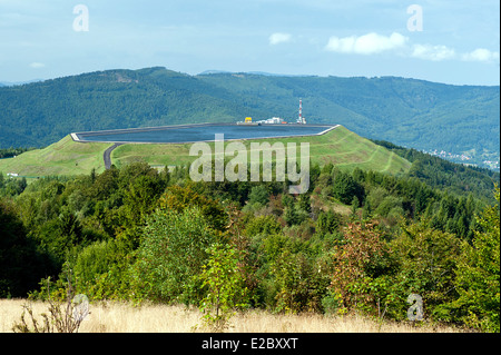 Usine hydroélectrique au sommet de montagne Zar à Miedzybrodzie zywieckie - petite ville de beskides en Pologne Banque D'Images