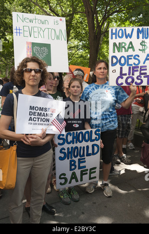 Newtown résidents à la deuxième édition de mars Pont de Brooklyn et un rassemblement pour mettre fin à la violence armée, le 14 juin 2014. Banque D'Images