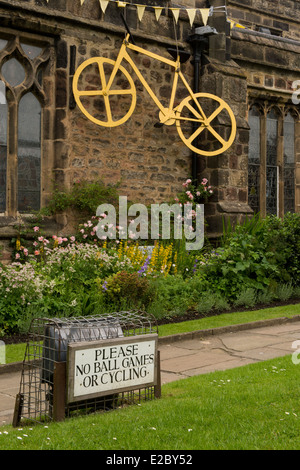 L'église Holy Trinity, Skipton, décoré avec grand Yellow Bike & bunting flags célébrer le Grand Départ du Tour de France 2014 - Le Yorkshire. Angleterre, Royaume-Uni. Banque D'Images