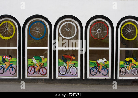 Belle, artistique, peint en série de fenêtres pour célébrer le Tour de France (cyclistes et roues) - shop avant, Skipton, Yorkshire, Angleterre, Royaume-Uni. Banque D'Images