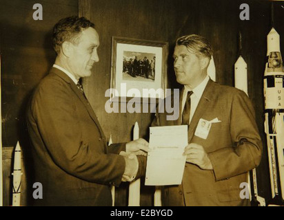 Wernher von Braun, figure clé du développement de la fusée et de l'exploration spatiale, a contribué de manière significative aux programmes spatiaux de la seconde Guerre mondiale et de l'après-guerre. Son travail en aéronautique, en particulier dans le cadre du programme spatial américain, a mené à des avancées majeures dans les technologies de vol et d'exploration spatiale. Banque D'Images