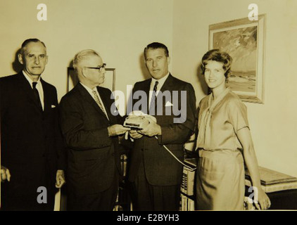 Wernher von Braun, figure clé de la fusée et de l'exploration spatiale, a joué un rôle central dans le développement du programme spatial américain. Cette image, tirée du San Diego Air and Space Museum, met en valeur ses contributions à l'aéronautique et aux vols spatiaux. Banque D'Images