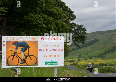 Conseil de District Richmondshire bienvenue limite signe (conçue par l'artiste Mackenzie Thorpe) avec un paysage pittoresque au-delà - Yorkshire, Angleterre, Royaume-Uni. Banque D'Images