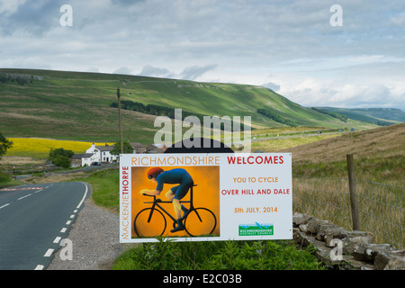 Conseil de District Richmondshire bienvenue limite signe (conçue par l'artiste Mackenzie Thorpe) avec un paysage pittoresque au-delà - Yorkshire, Angleterre, Royaume-Uni. Banque D'Images